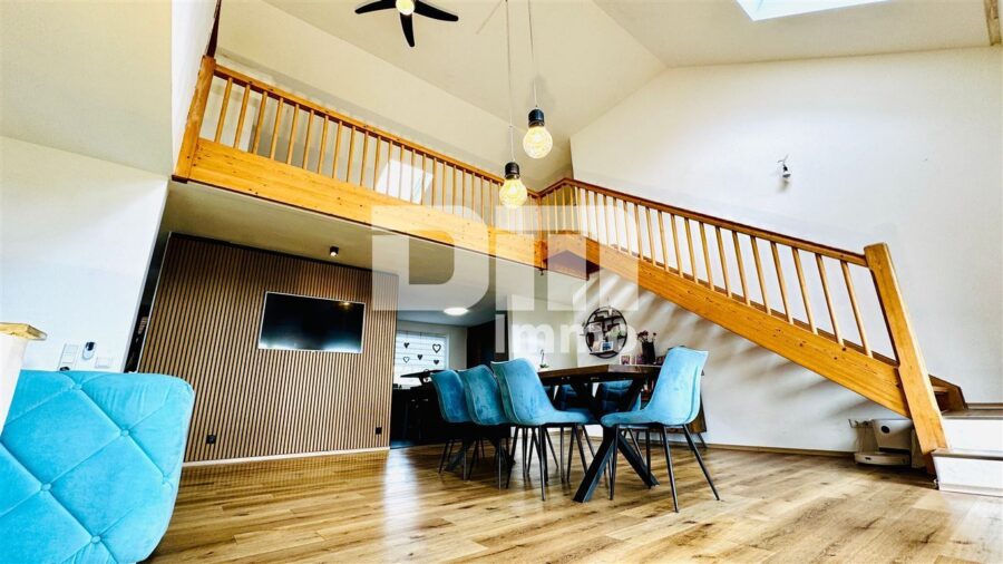 Teilsaniertes Ein - Zweifamilienhaus + Nutzflächen mit Anbau in Traumlage mit Panoramablick - WE1 EG Aufgang Empore